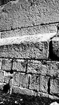 Стена из огромных камней в Баальбеке (Ливан). У основания стены стоит человек.