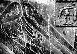 Двуглавая крылатая змея, выходящая из шара, - символ храма Хабу